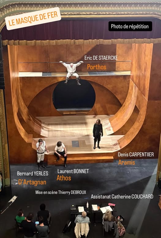 Peut être une image de 10 personnes et texte qui dit ’LEMASQUEDEFER MASQUE LE Photo notoderépétition de répétition . വாരண/ @MnHE.CALANCReAM Eric DE STAERCKE Porthos Bernard BernardYERLES YERLES D'Artagnan Denis CARPENTIIER Aramis Laurent BONNET Athos Mise en scène Thierry DEBROUX Assistanat Catherine COUCHARD の’